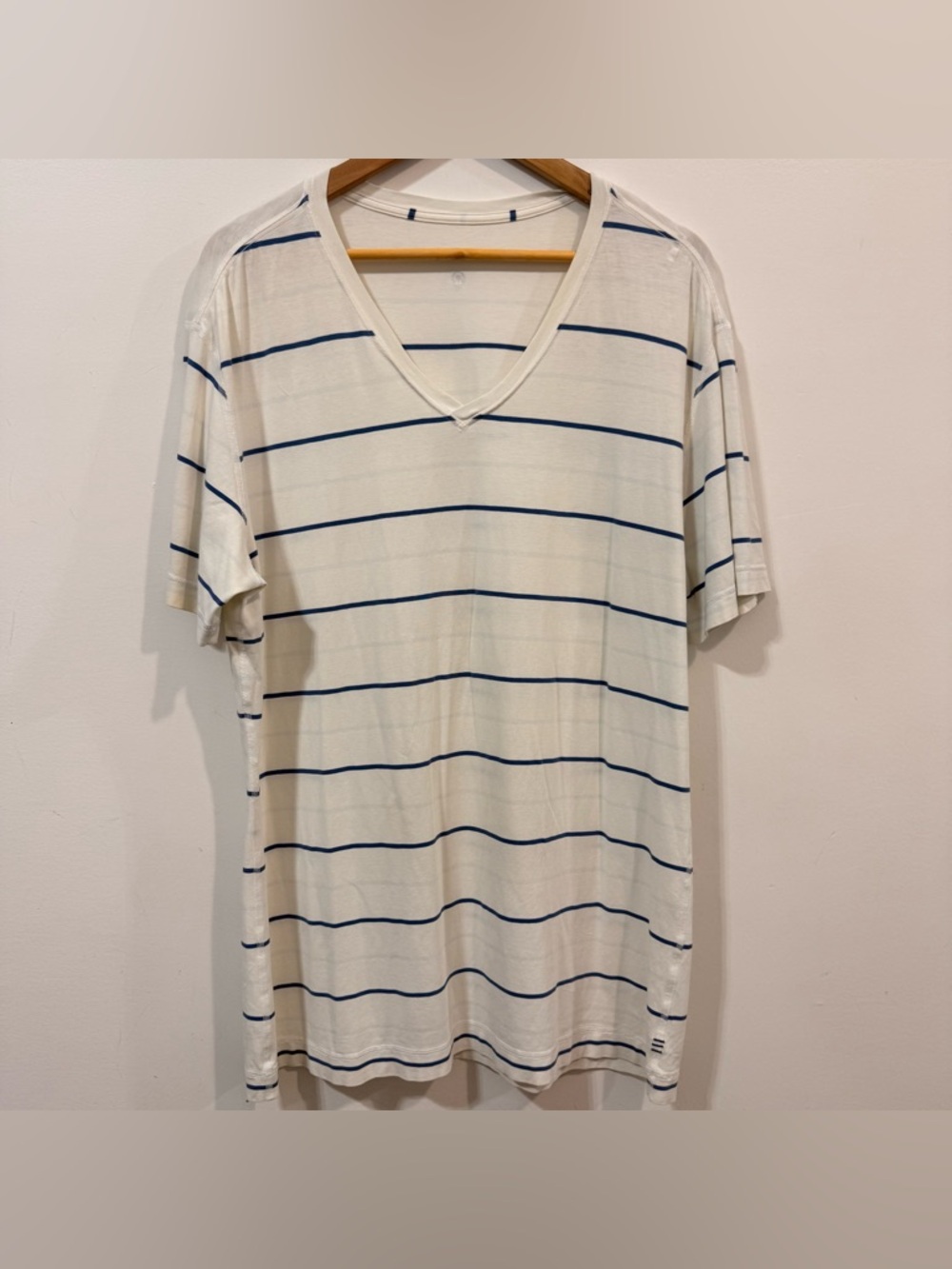 Lululemon Athletica Men's White Blue Stripes V-Neck Short Sleeve T-Shirt Size L
